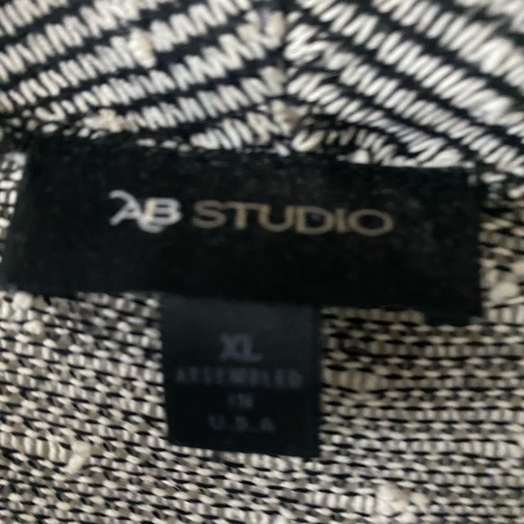 Black and white striped cardigan with side button closure - Picture 3 of 3